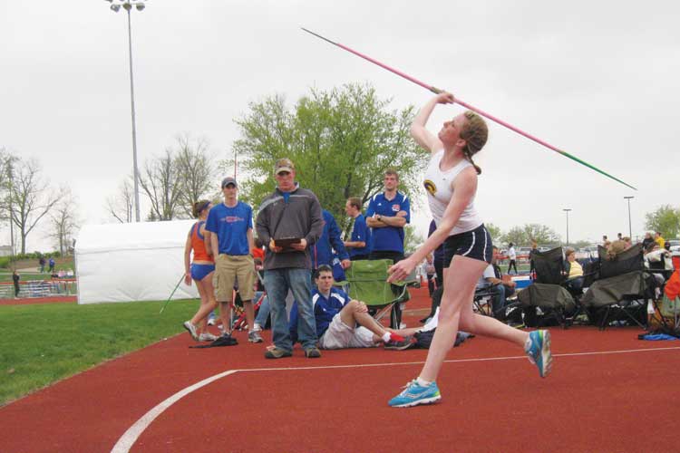 Outdoor track and field teams compete at UW-River Falls, UW-Platteville