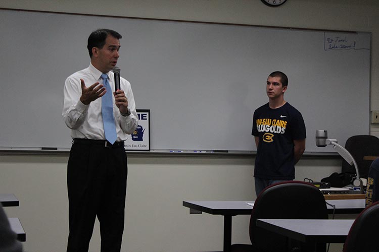 Governor+Scott+Walker+spoke+to+a+group+of+students+this+morning+in+Schneider+Social+Science+Hall.+College+Republicans+Chairman+Jonathan+Wieser+looks+on.