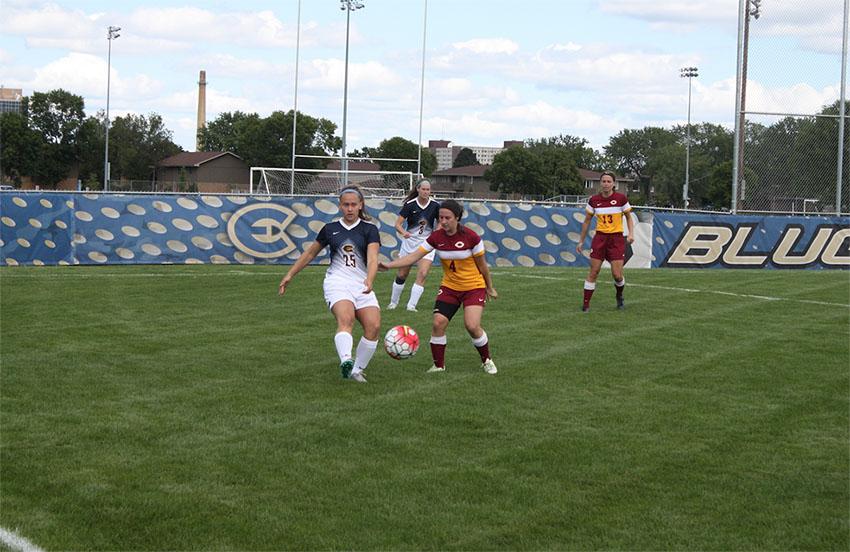 Sophomore+midfielder+Lauren+Lenz+passes+the+ball+to+a+teammate+in+the+second+half+of+an+overtime+loss+to+Concorida-Moorhead+%28Minn.%29+Saturday+afternoon.