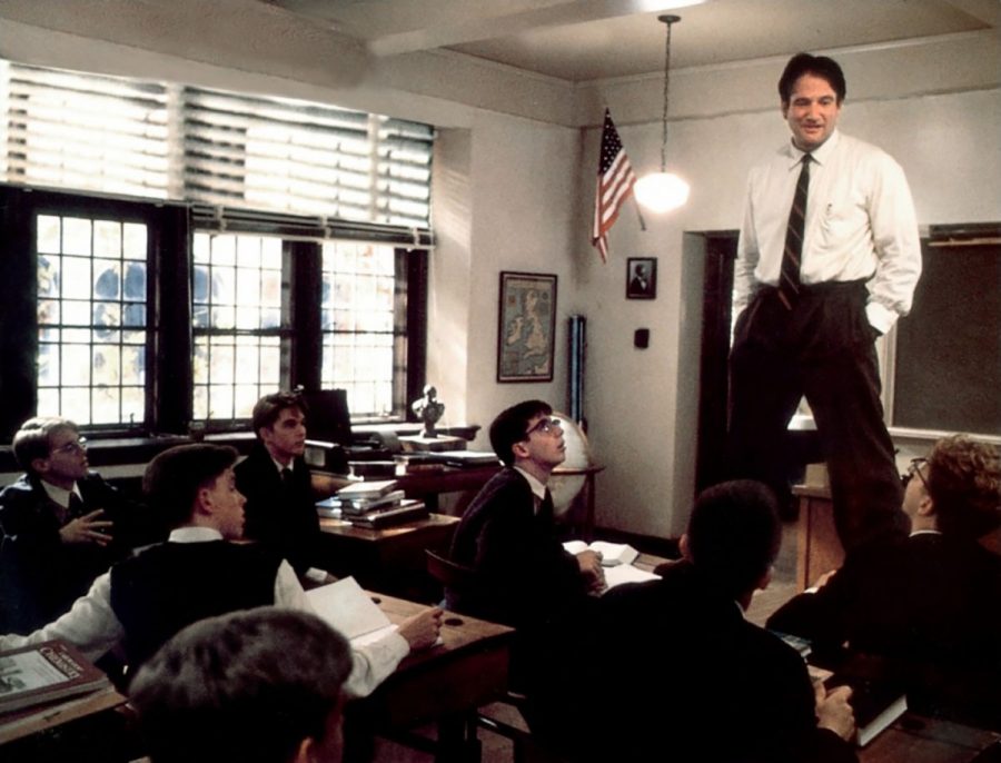 The replacement professor for an English class taught at an all-male boarding school, John Keating (Robin Williams) teaches his students to live life to the fullest through poetry. 