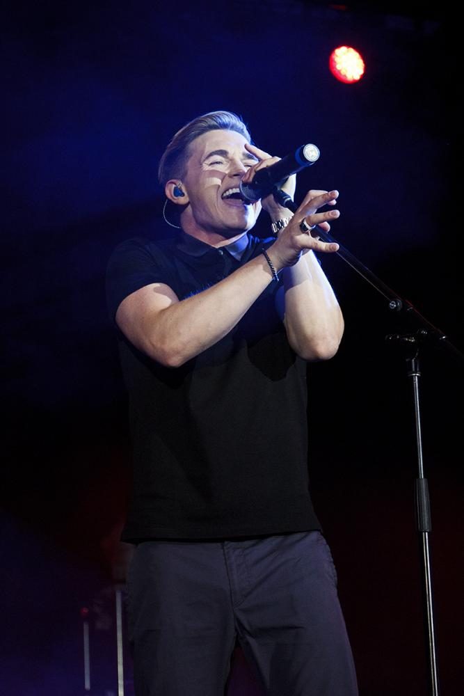 Jesse McCartney gave an energetic and sentimental performance, singing twelve numbers from old albums and new.
