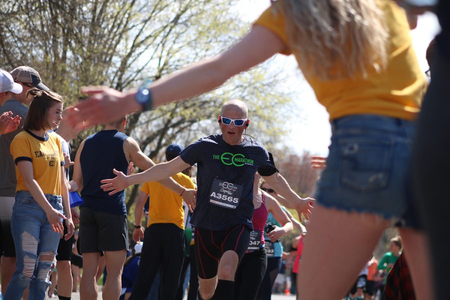 Student+organizations+from+UW-Eau+Claire+show+their+support+for+the+runners+on+Sunday.%0A