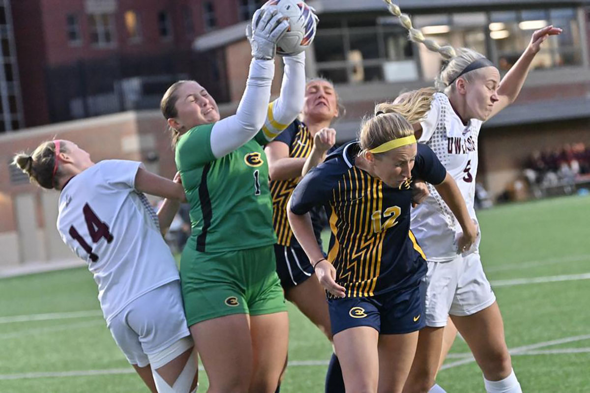 Soccer lost a matchup with 11th ranked UW-La Crosse (Photo by Jim Lund, UW-La Crosse Athletics)