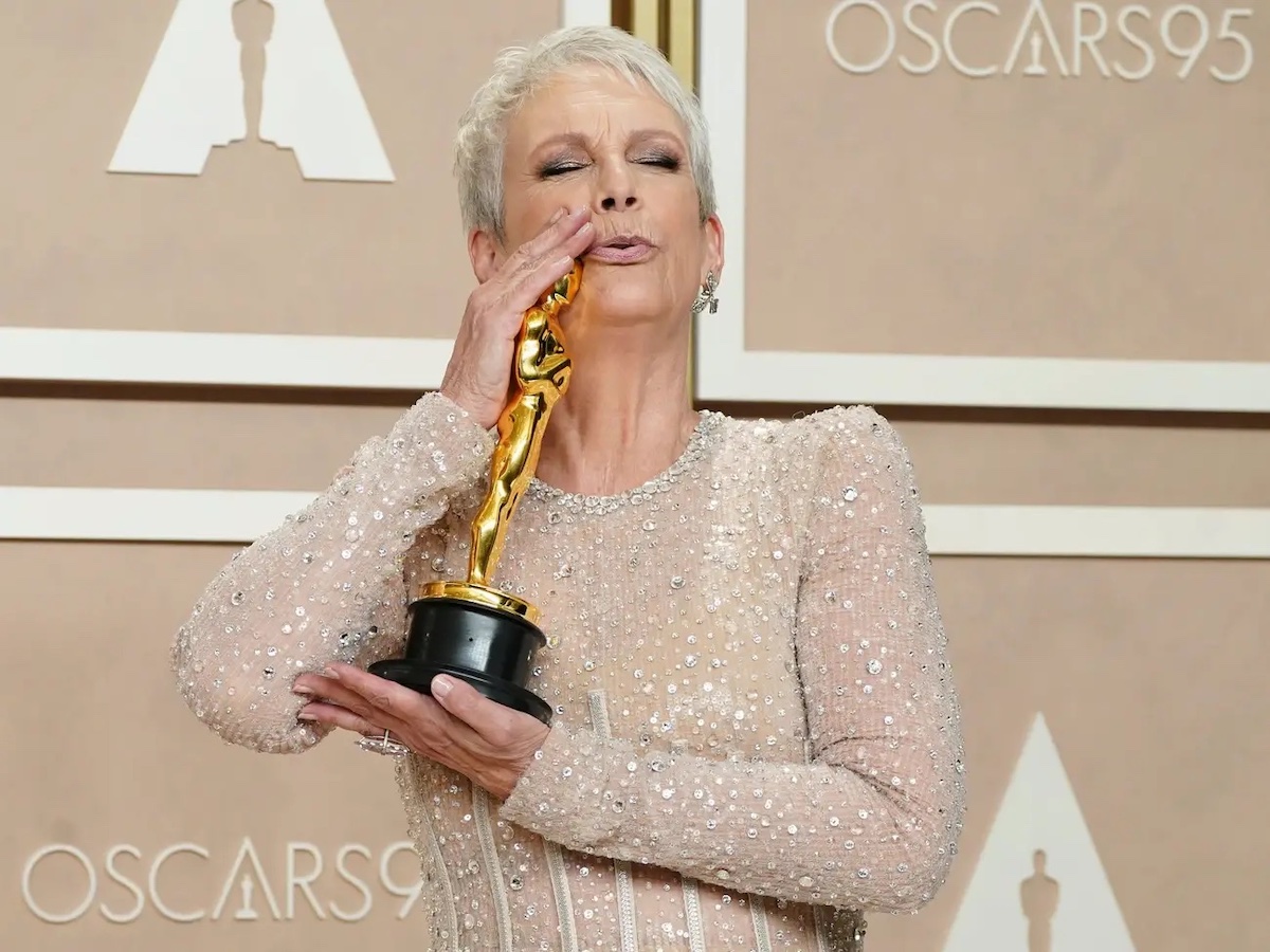 Jamie Lee Curtis holding her Oscar after winning Best Supporting Actress at the 2023 Oscars (Photo from Jordan Strauss/Invision/AP)