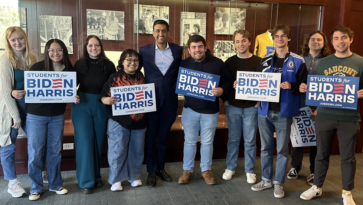Students pose for a picture with California Congressman Ro Khanna. (Source: Ro Khanna)
